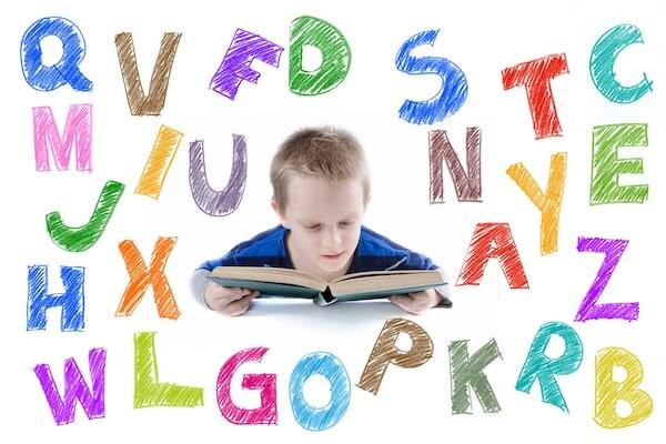 Buchstaben um lesendes Kind